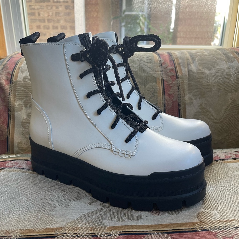 UGG Chunky Sidnee Leather Ankle Boots. Size 9 Women 
N11-10